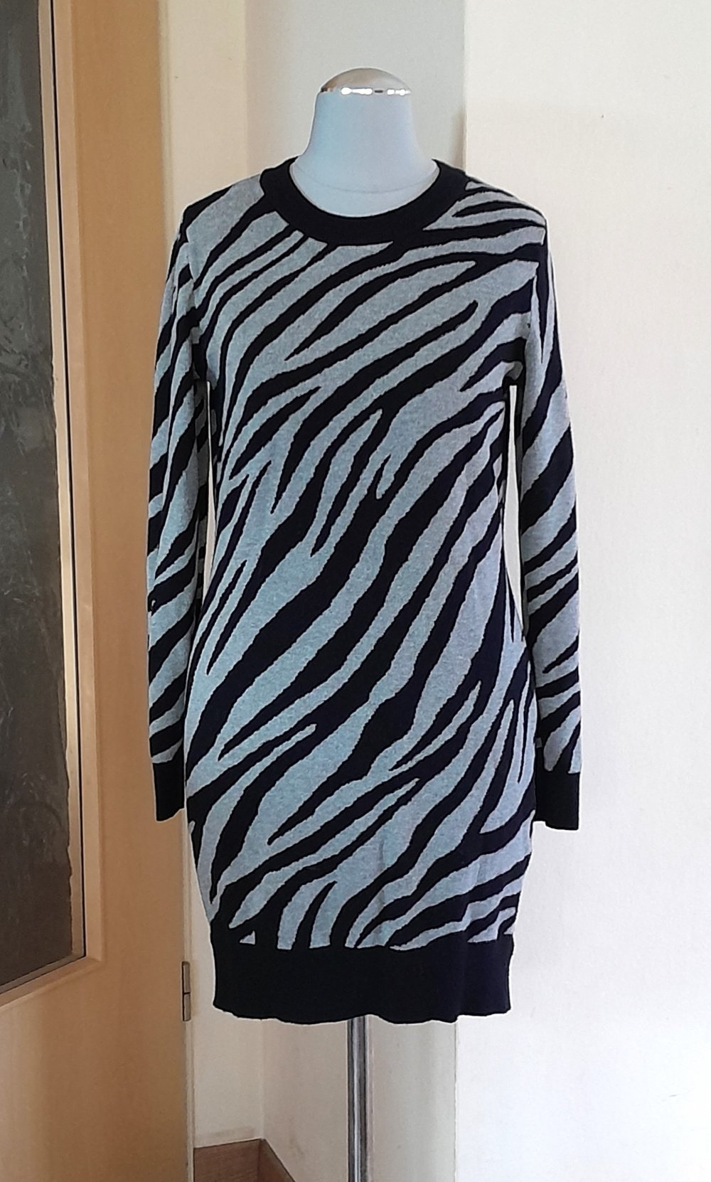 Schwarz grauer Strickpullover im Zebramuster, Gr.S