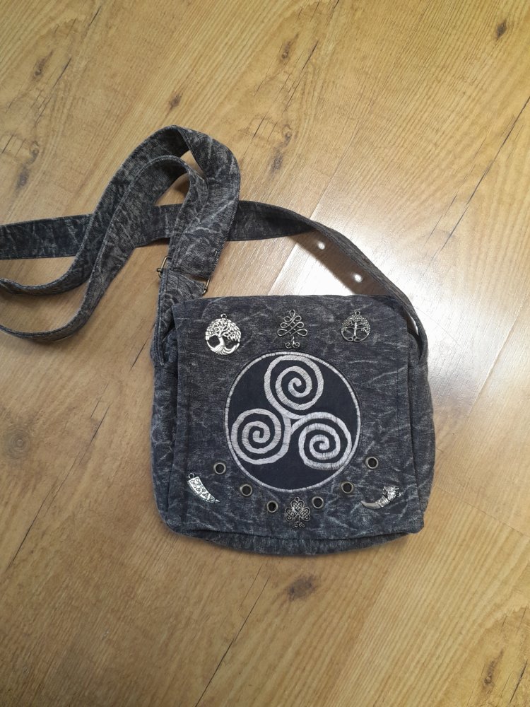 Schöne, graumelierte Handtasche mit Triskele und silbernen Anhängern