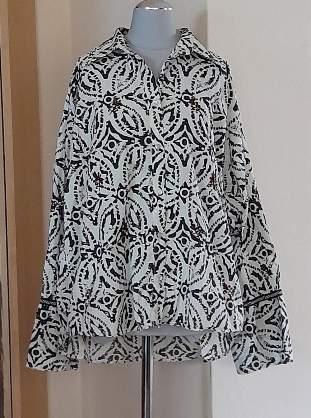 Lockere, schwarz-weiß gemusterte Bluse, Gr.L