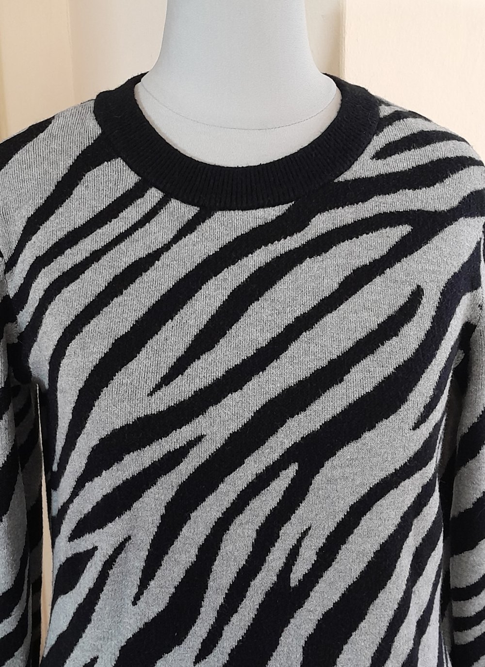 Schwarz grauer Strickpullover im Zebramuster, Gr.S