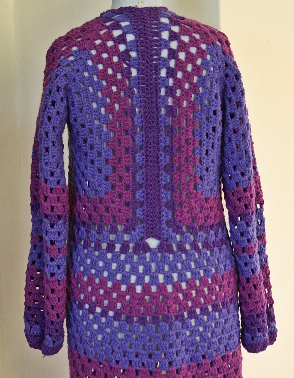 Lockerer, einzigartiger Cardigan in Violetttönen, Gr.S