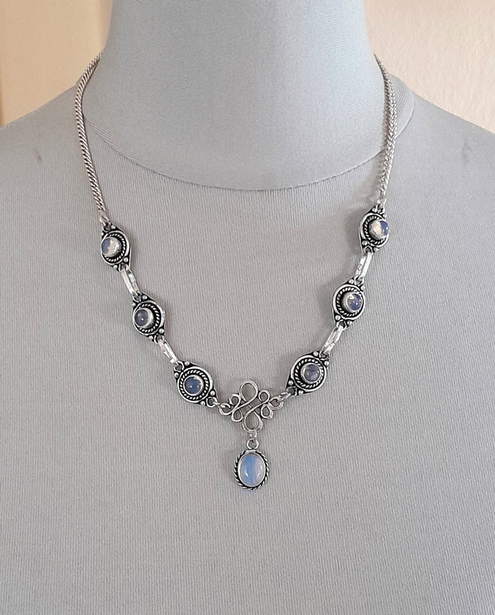 Wunderschönes, kurzes Opalit Collier