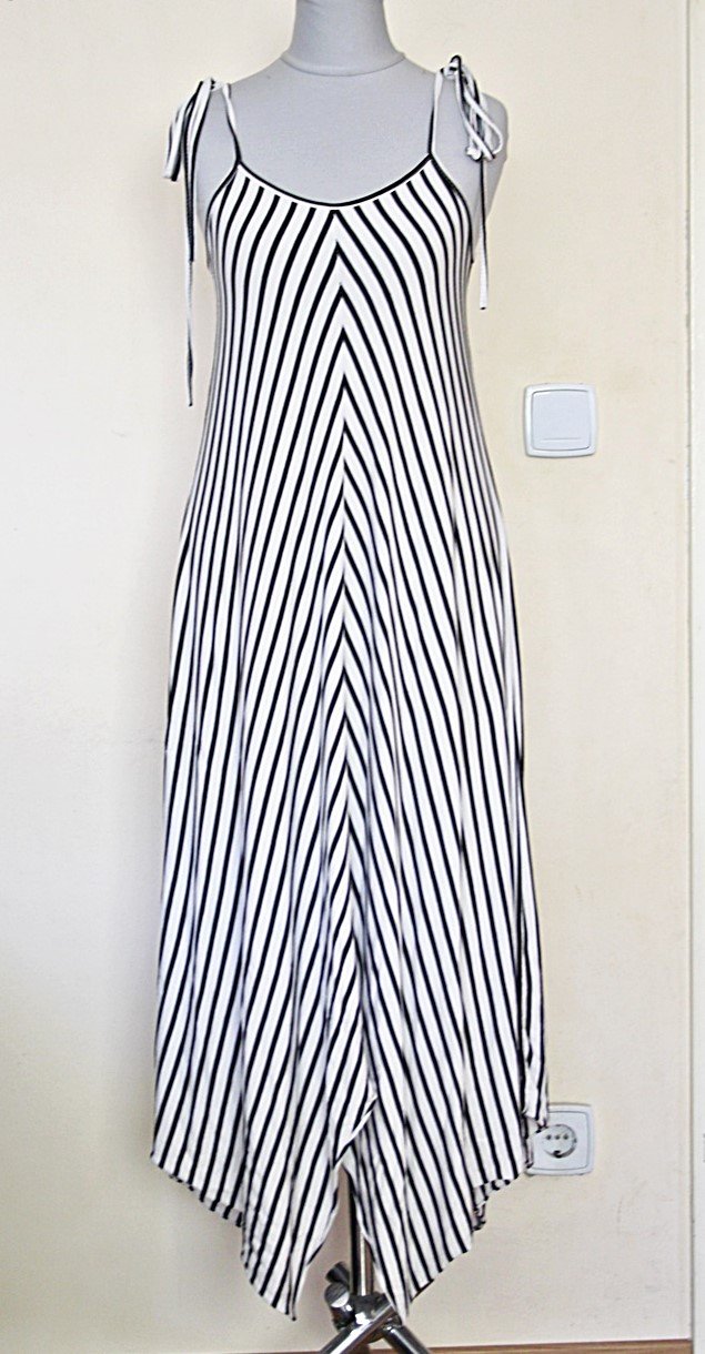Wunderschönes, schwarz weißes Maxikleid mit Zipfelsaum, Gr.34/36