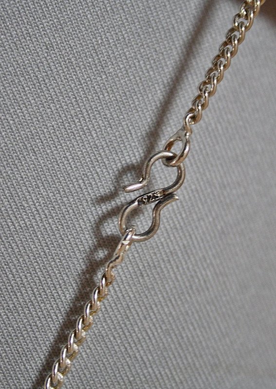Ausgefallenes, silbernes Collier mit großem Anhänger
