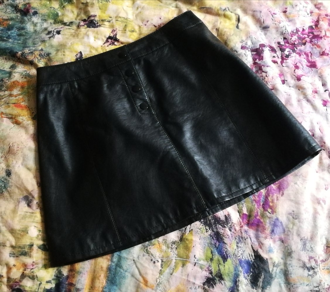 Minirock Lederrock schwarzes Leder Lederimitat vegan Knopfleiste ausgestellt sexy Style