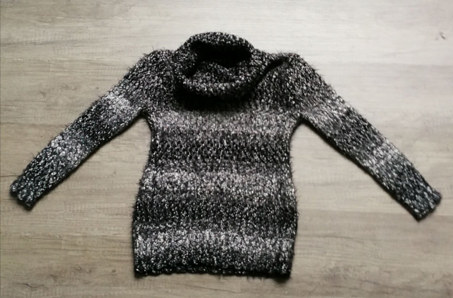 Rollkragen-Kuschelpullover Streifen Stripes mit Alternative-Style & Goldfäden