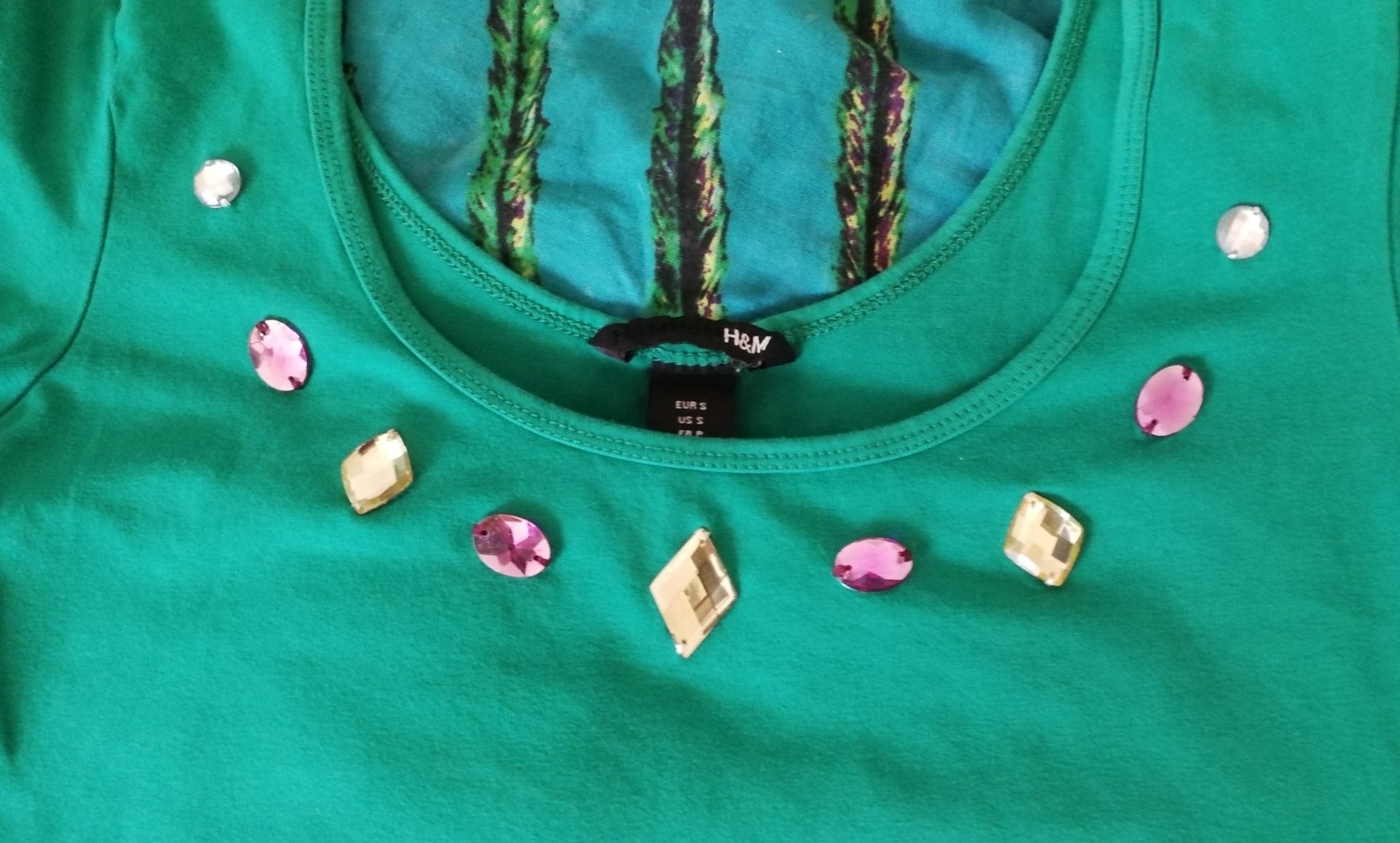 Grünes H&M T-Shirt in S mit bunten Strassteinen! Eleganter Frohsinn
