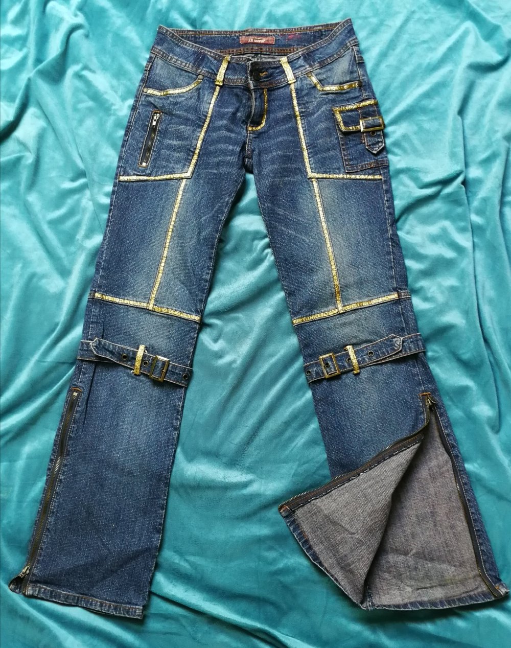 Irre Golddesign Custom Jeans True Vintage 90er Retro futuristisch edel rockig
