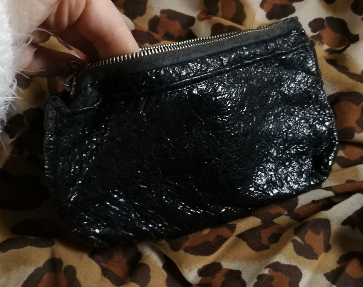 Schwarzes Knautschlack Lackleder Etui Kosmetiktasche Clutchform