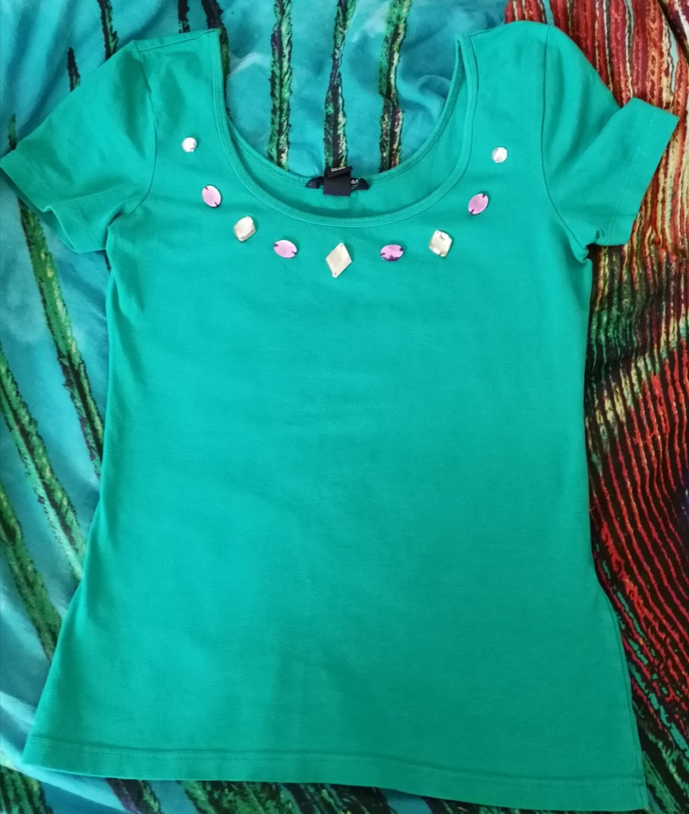 Grünes H&M T-Shirt in S mit bunten Strassteinen! Eleganter Frohsinn