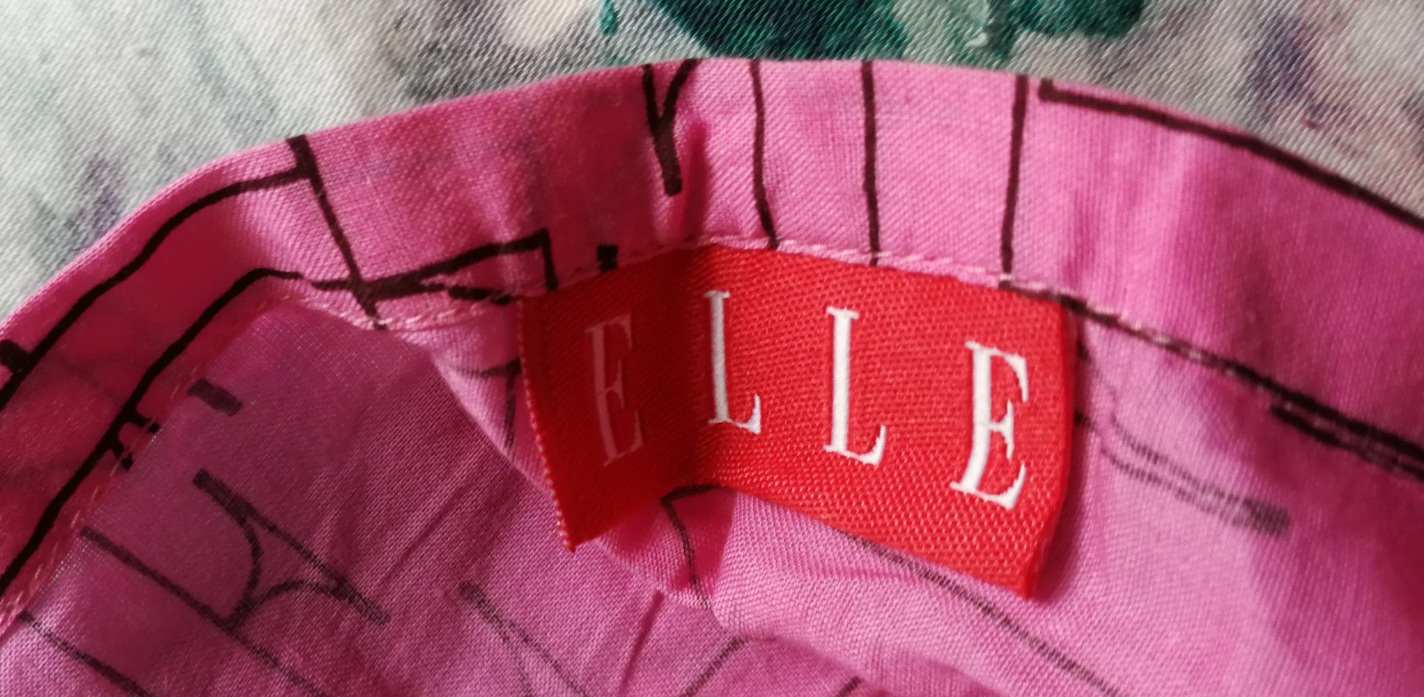 Elle Sarong im Bag in bright pink und Logo-Druck! Fashionhit!