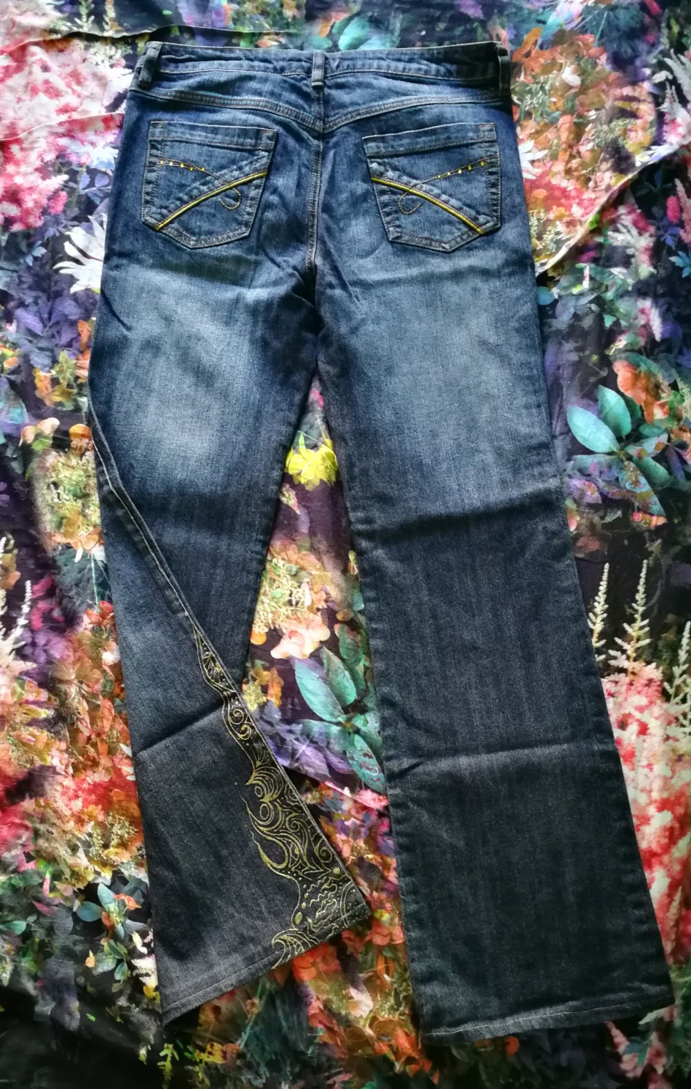 Designerjeans ~ Handgemaltes Psychedelic-Muster in Goldglitter
