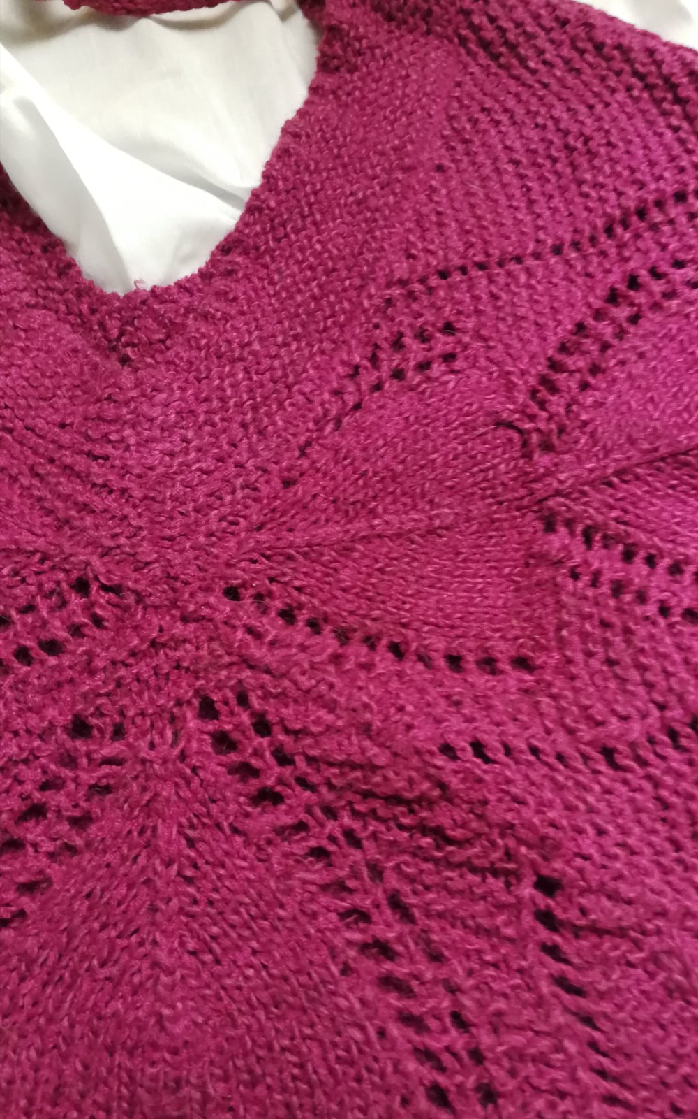 Stricktop in faszinierendem Design & toller Beerenfarbe: Orsay-Chic! Alpaca Wolle