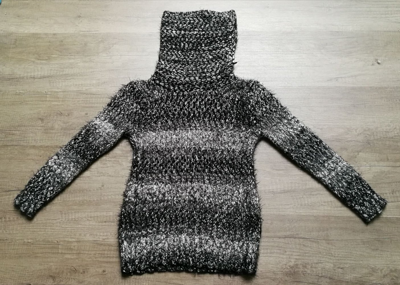 Rollkragen-Kuschelpullover Streifen Stripes mit Alternative-Style & Goldfäden