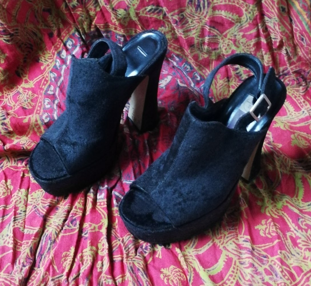 Schwarze Samt Plateausandalen High Heels Platforms Peeptoes True Vintage Retro 