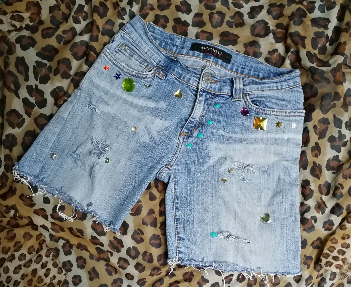 Jeans Shorts 80s Nieten Glamour Strassteine Freak Rockchick Retro Risse