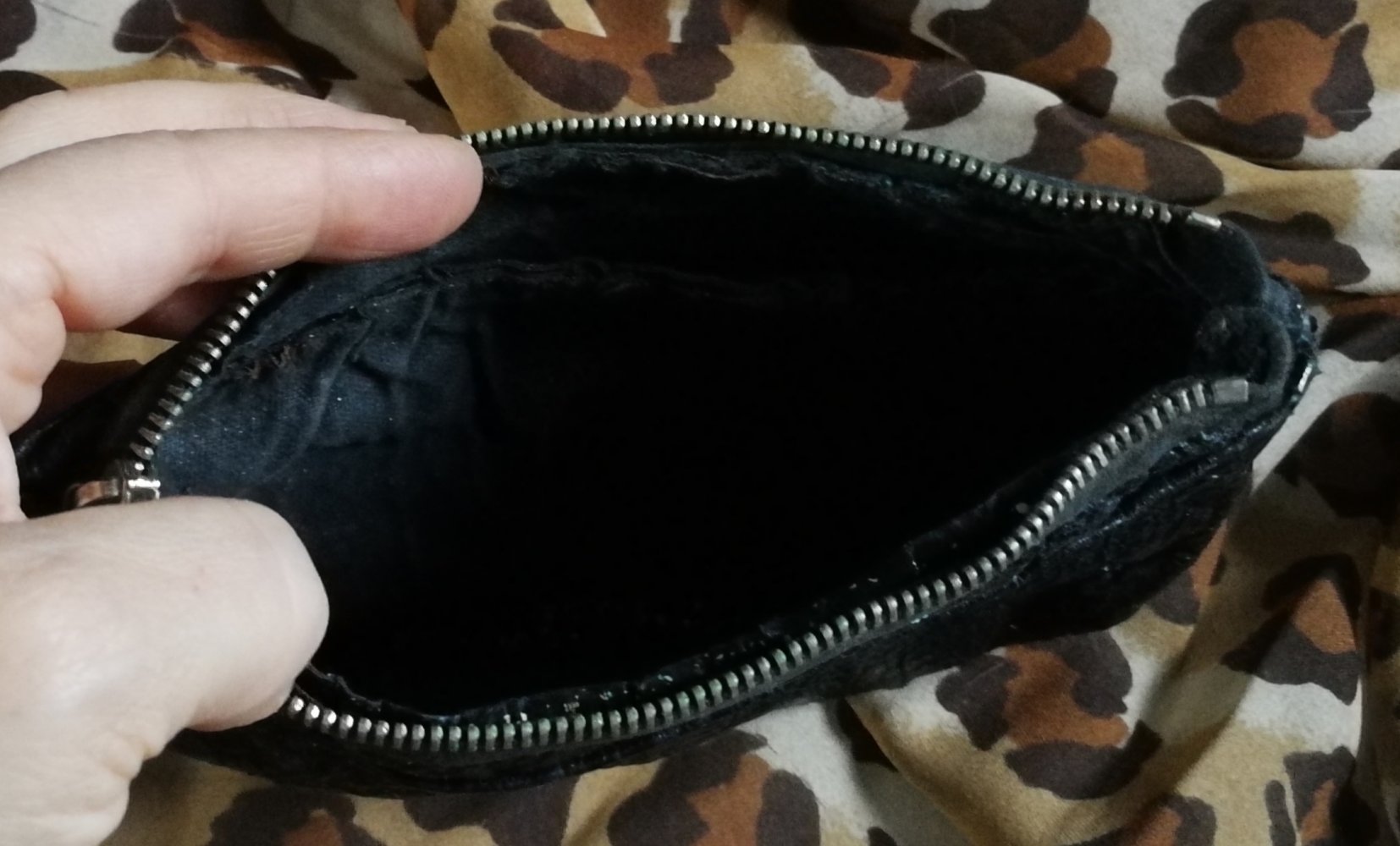 Schwarzes Knautschlack Lackleder Etui Kosmetiktasche Clutchform