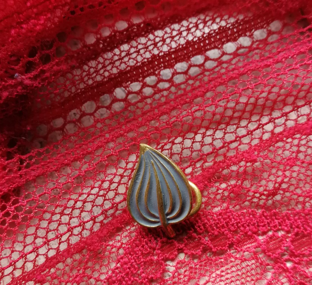 Antike Blattform Goldbrosche mit Drehspiralen-Anstecknadel