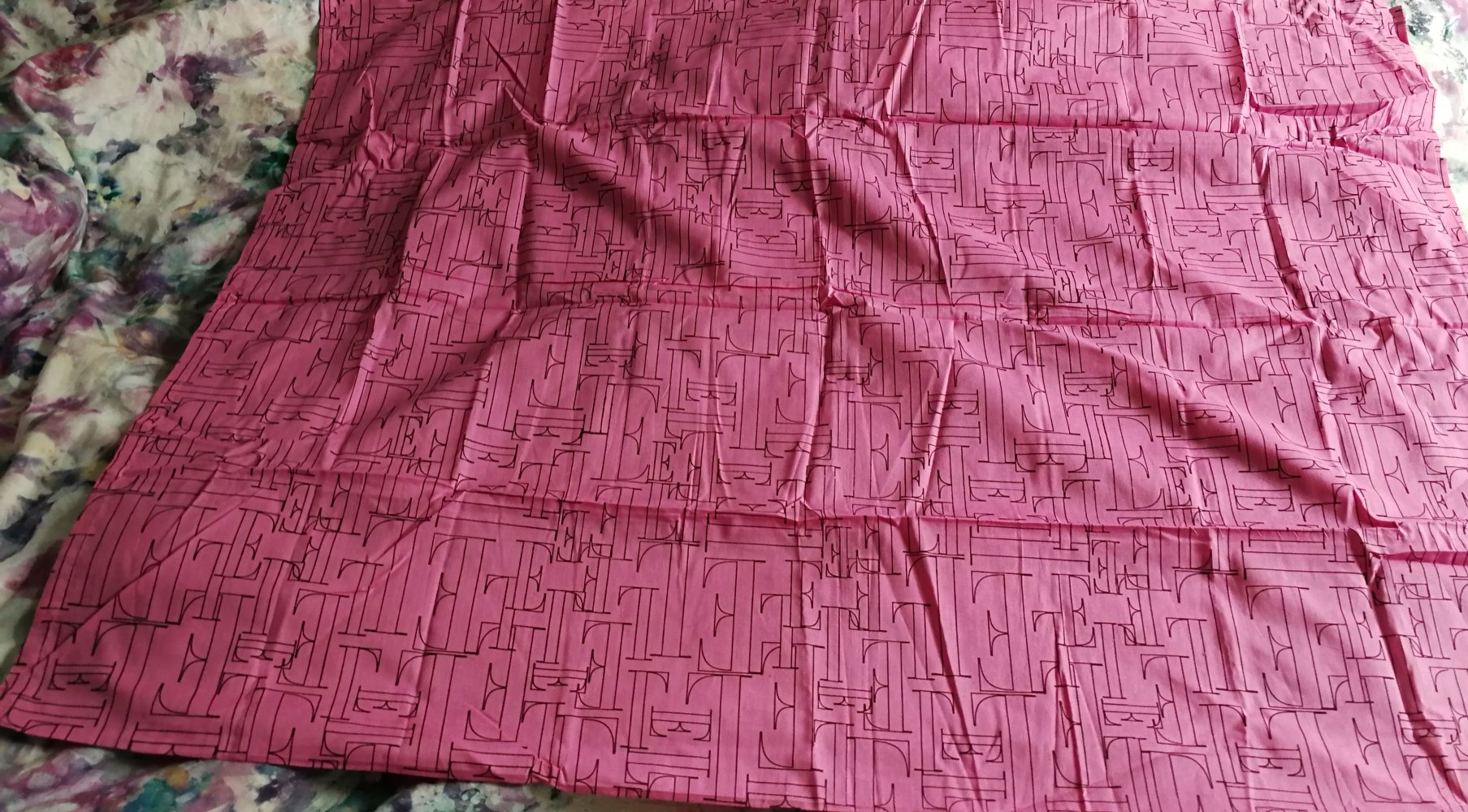 Elle Sarong im Bag in bright pink und Logo-Druck! Fashionhit!