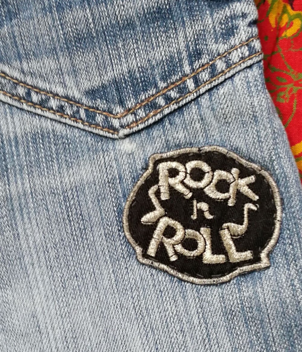Jeans abgerocktes Customunikat Rock n Roll Silberstyle Nieten