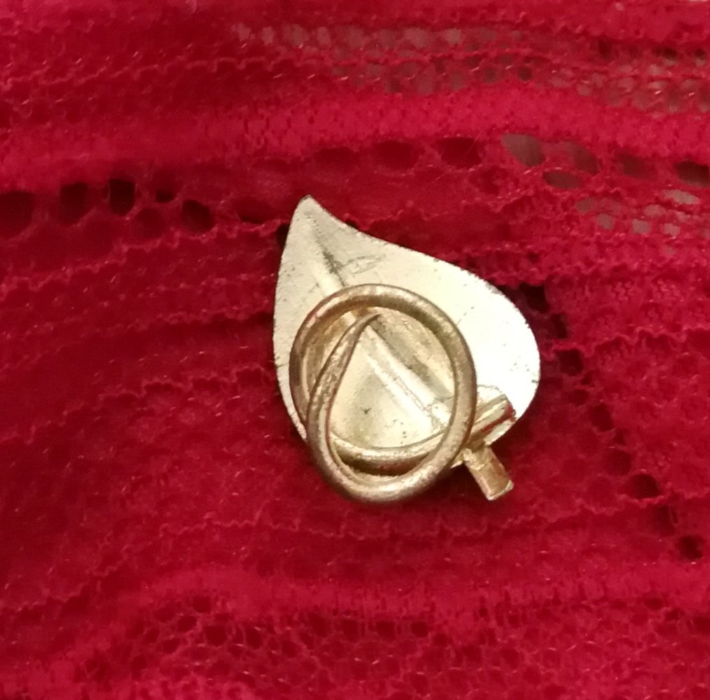 Antike Blattform Goldbrosche mit Drehspiralen-Anstecknadel