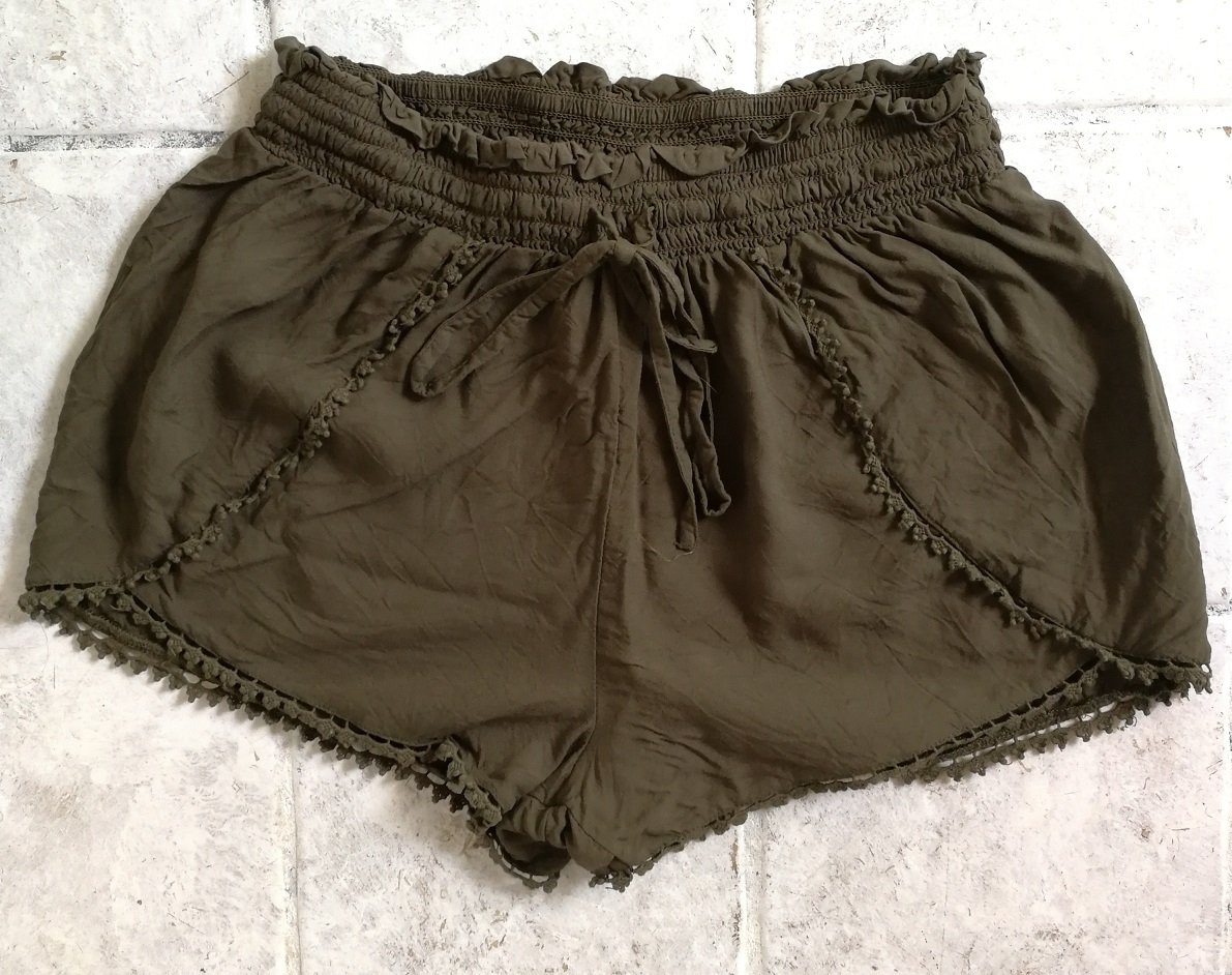 Shorts Häkelshorts Spitze Boho Hippie Khaki Hot Pants Primark passt XS