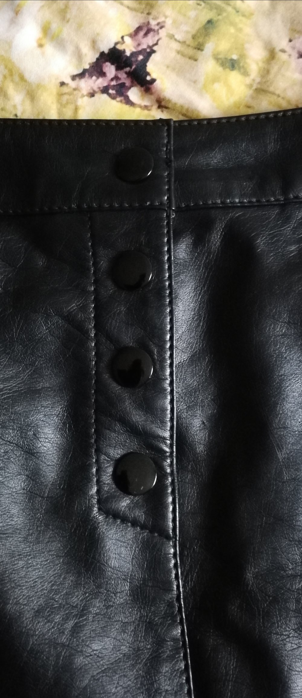 Minirock Lederrock schwarzes Leder Lederimitat vegan Knopfleiste ausgestellt sexy Style