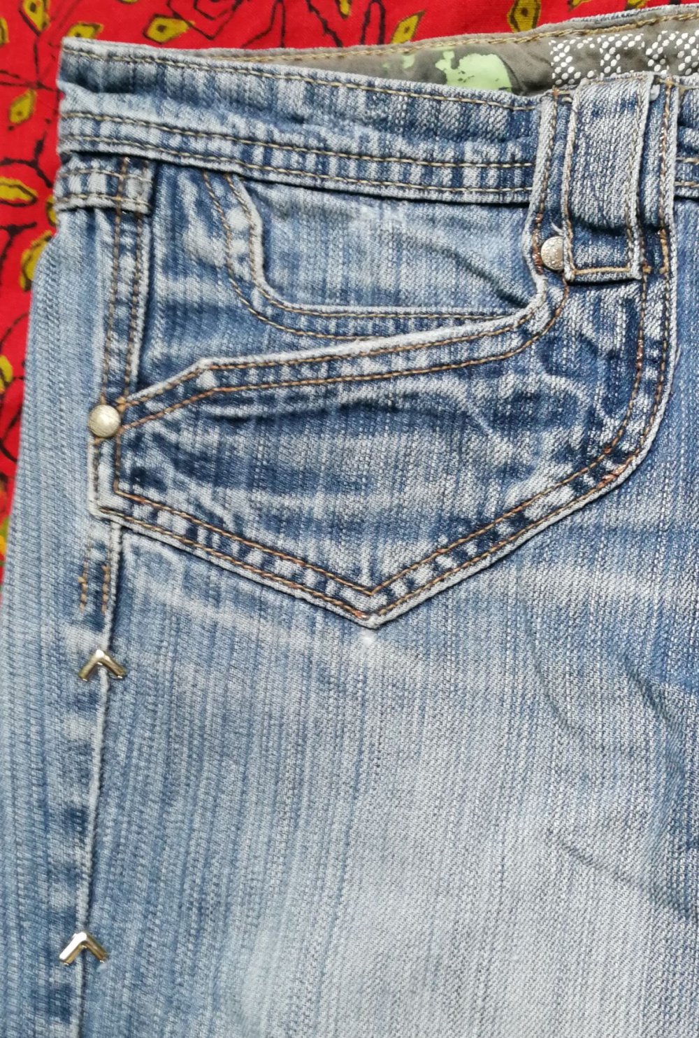 Jeans abgerocktes Customunikat Rock n Roll Silberstyle Nieten
