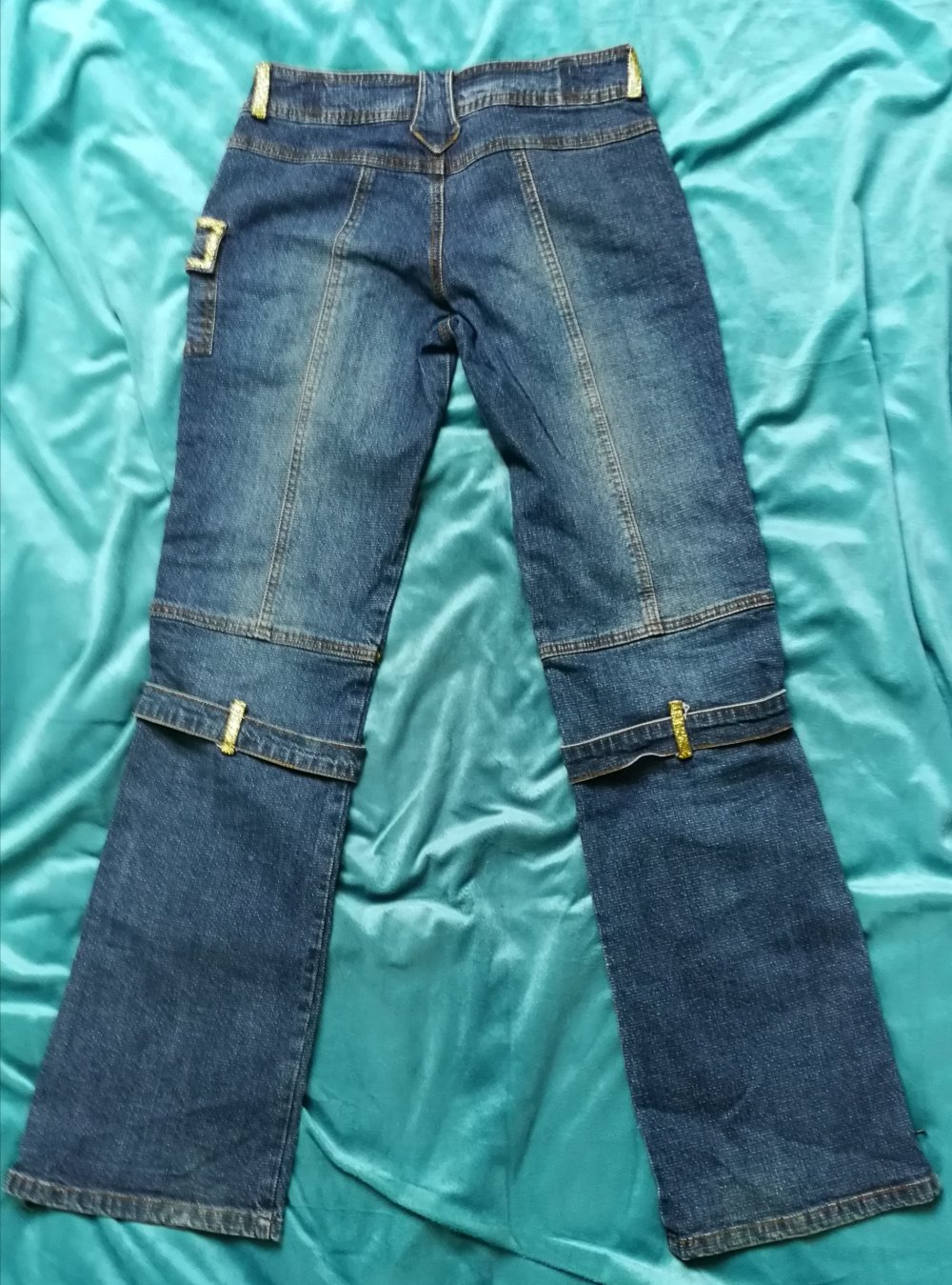 Irre Golddesign Custom Jeans True Vintage 90er Retro futuristisch edel rockig