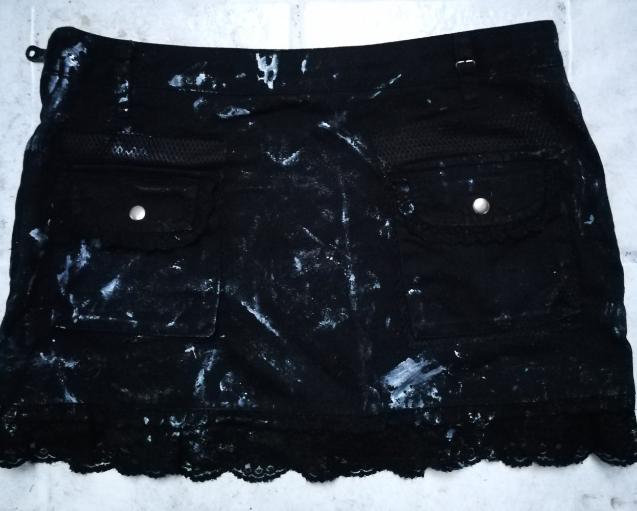 Minirock Gothic Rockchick Jeans mit Netz, Spitzenvolant, Nieten & Custom-Metallicsilber!