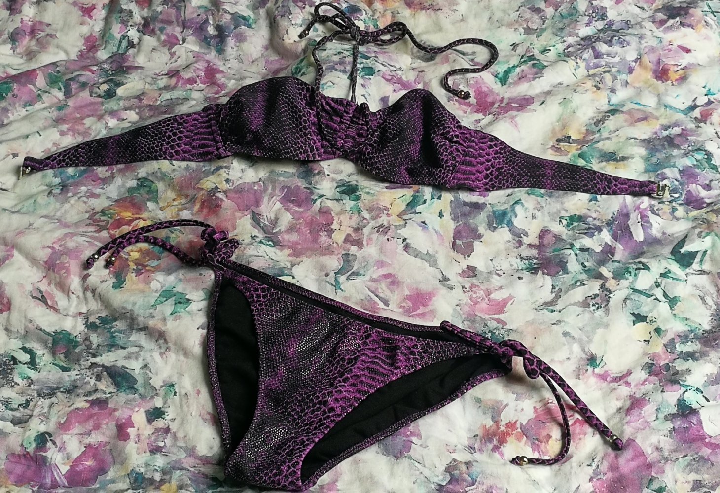 Bikini! Lila Faux Schlange Snakeskin Reptil Bandeau mit Schleifchen Neckholder