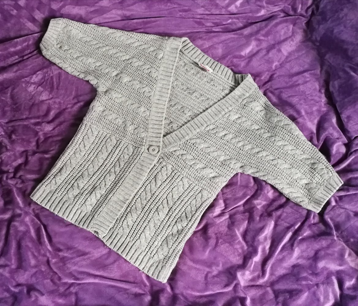 Cardigan Shortcut in Silbergrau mit Flecht Knüpfdesign! Süßer zeitloser Cut!