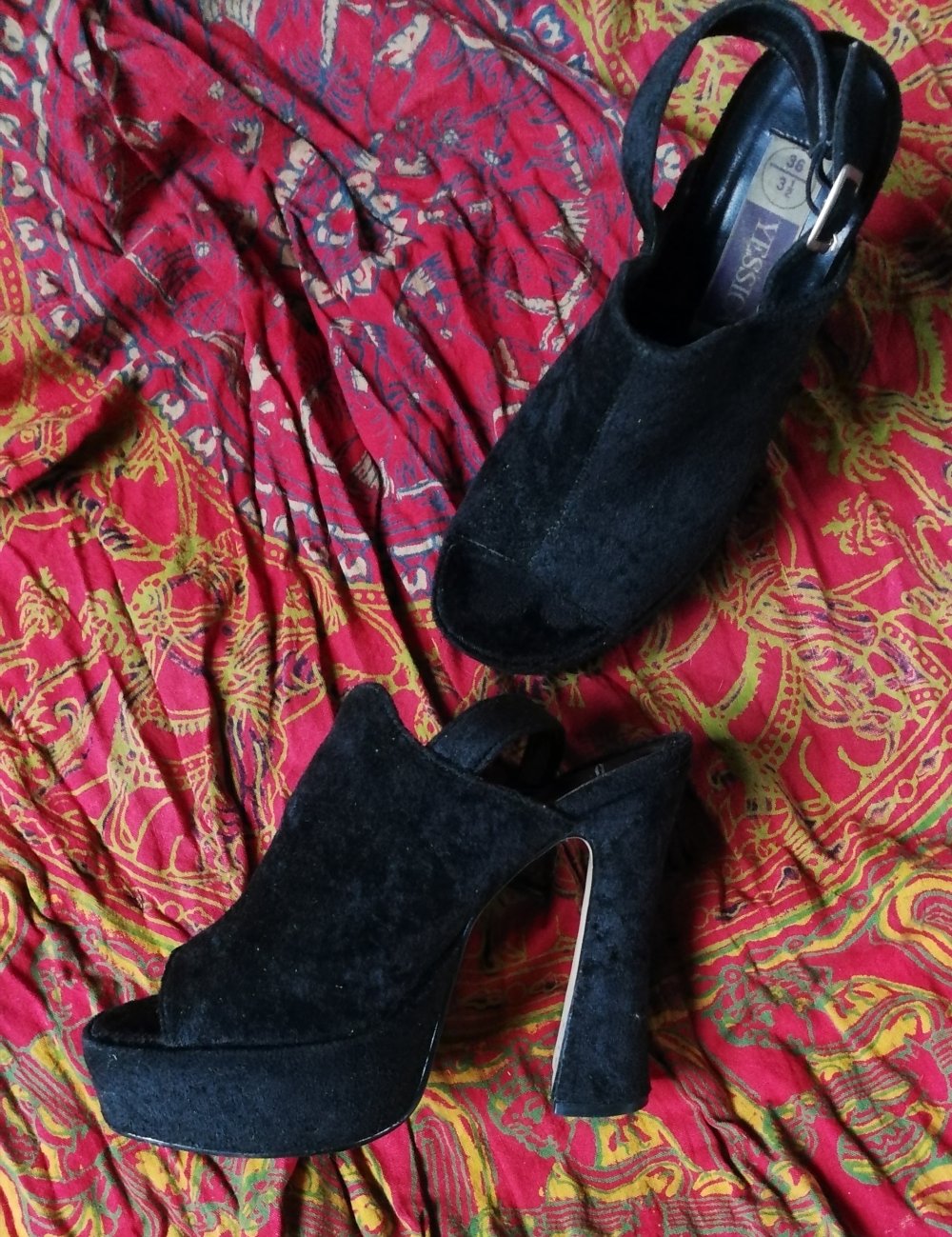 Schwarze Samt Plateausandalen High Heels Platforms Peeptoes True Vintage Retro 