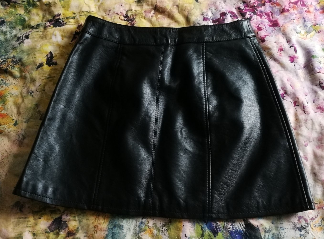 Minirock Lederrock schwarzes Leder Lederimitat vegan Knopfleiste ausgestellt sexy Style