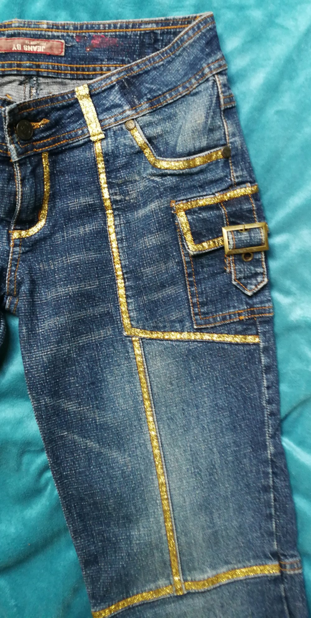 Irre Golddesign Custom Jeans True Vintage 90er Retro futuristisch edel rockig