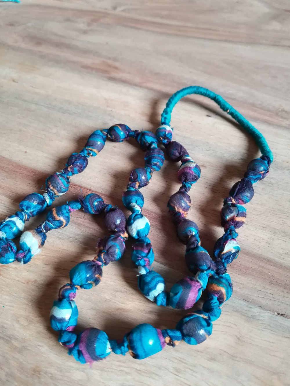 DIY Stoffumschlungene Perlenkette