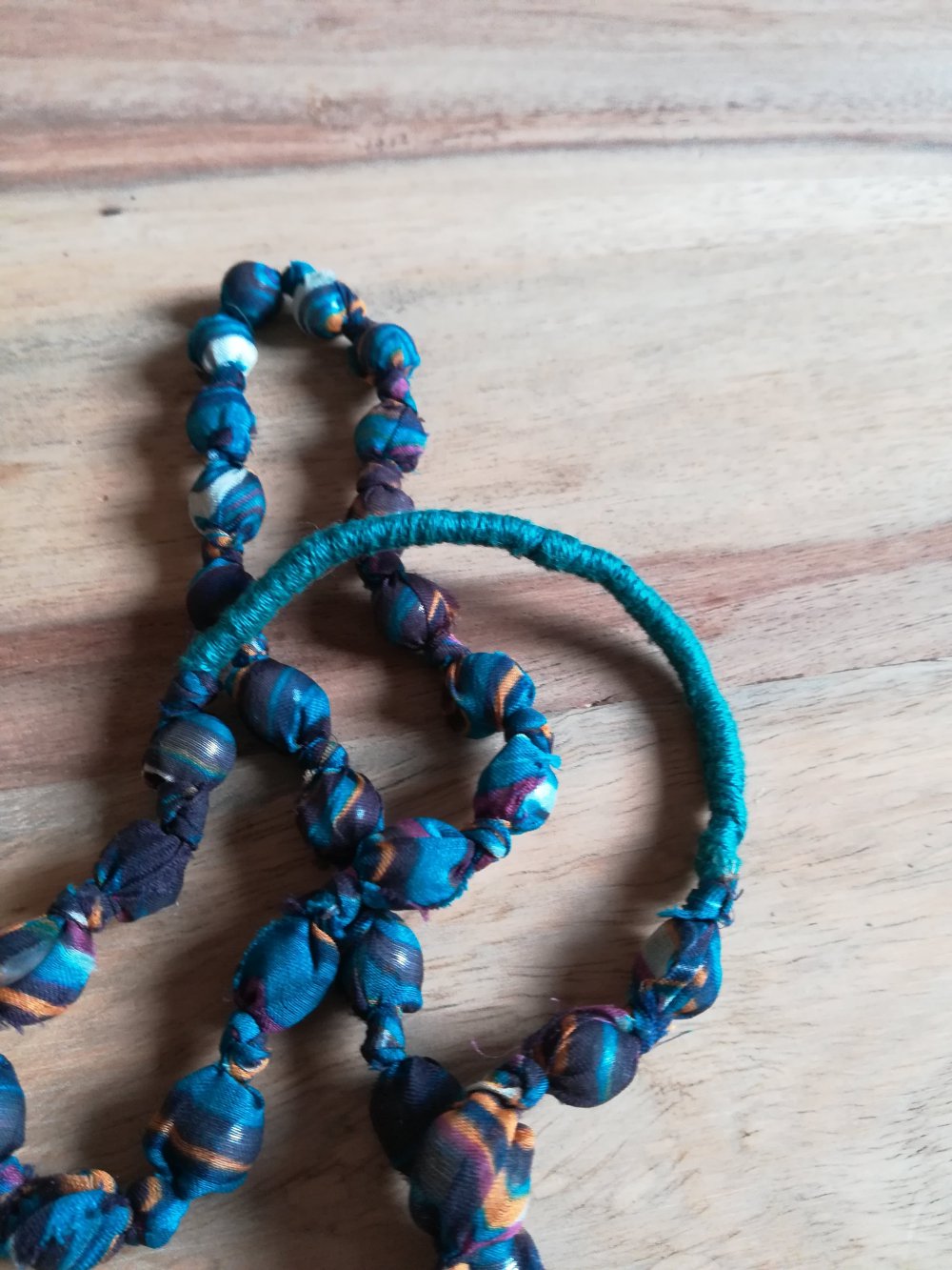 DIY Stoffumschlungene Perlenkette