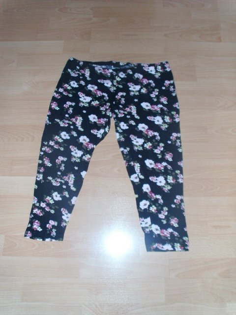 Caprilegging von Janina, schwarz mit rosa Blumen, Gr. 44/46