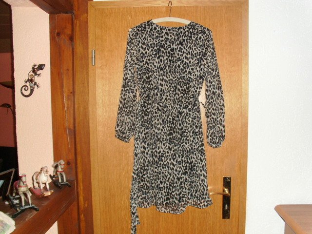 Kleid von Only, mit Animal-Print, Gr. XS mit Etikett
