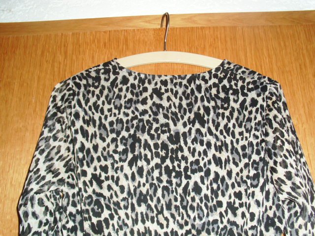 Kleid von Only, mit Animal-Print, Gr. XS mit Etikett