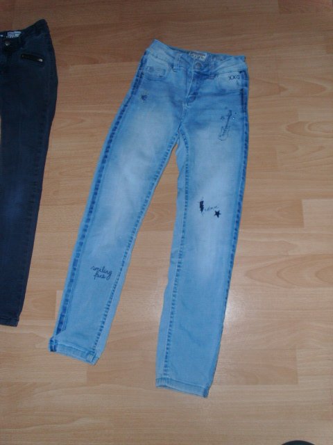 2 Jeanshosen von Review, hell und dunkel, Gr. 134