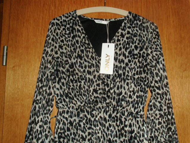 Kleid von Only, mit Animal-Print, Gr. XS mit Etikett