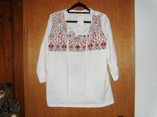 Schlupfshirt, wollweiß mit  Motiven, Gr. 44