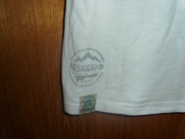 Poloshirt von Geographical Norway, weiß mit Motiven, Gr. L