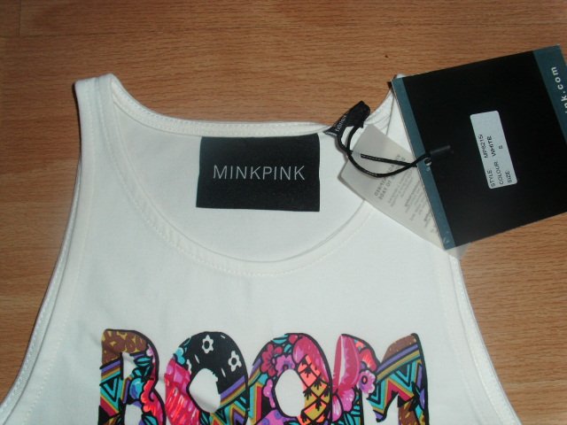 Kurztop von Minkpink, wollweiß mit Schriftzug, Gr. S mit Etikett