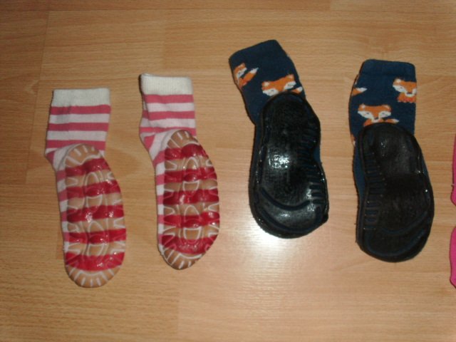 2 Paar Fliesenflitzer, plus Söckchen, Gr. 25