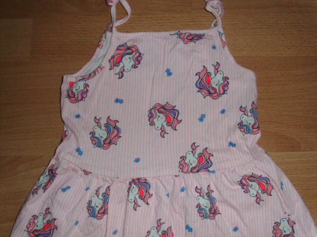 Kleid von C&A, rosa-weiß mit Motiven, Gr. 104/110