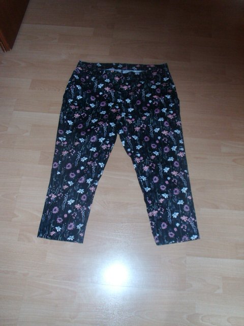 3/4 Hose, schwarz mit Blumen, Gr. 48 