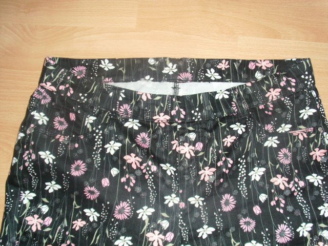3/4 Hose, schwarz mit Blumen, Gr. 48 
