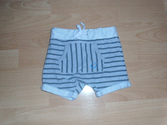 Kurze Hose von Mango, grau geringelt, Gr. 92